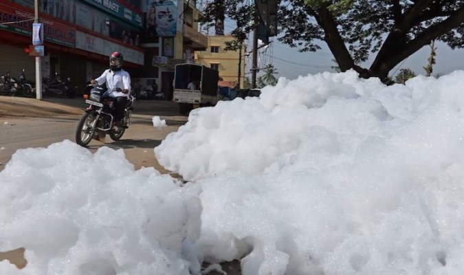 Bọt chất thải độc hại phủ trắng xóa đường phố Ấn Độ